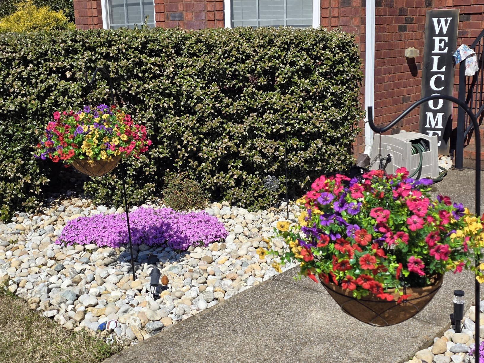 Lamsze outdoor daisy basket decor enhances balconies without watering or pruning.