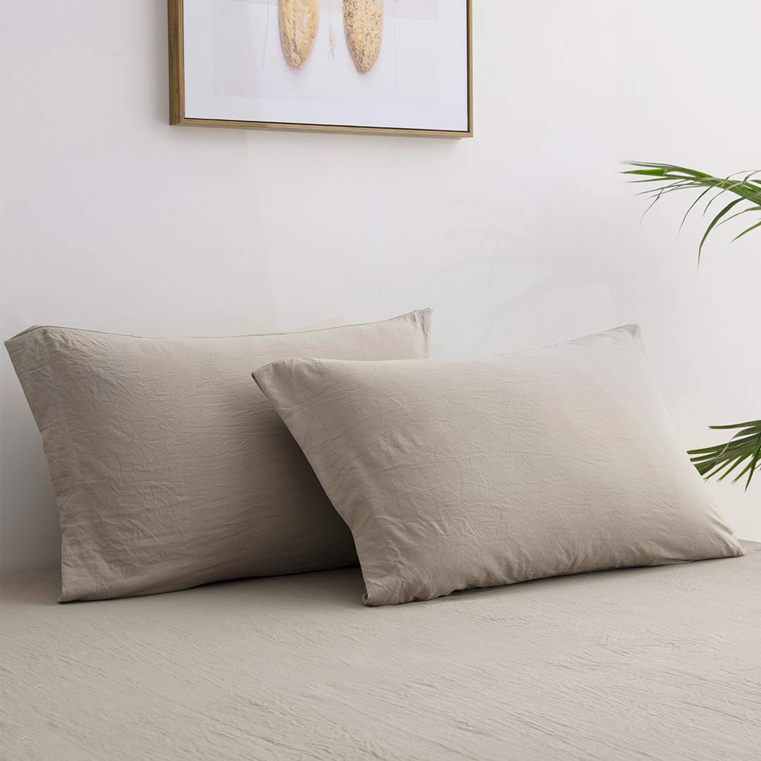 Lanest Housing fitted sheet with a 14-inch pocket keeps the sheet in place.