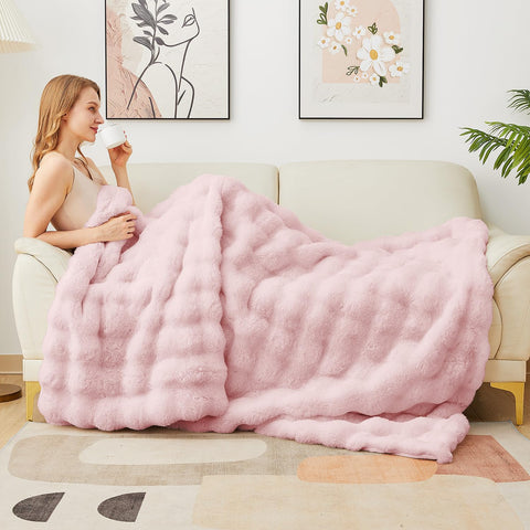 Latepis durable faux rabbit fur blanket designed to keep softness after washing.
