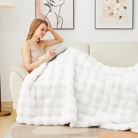 Close-up of Latepis faux fur bubble texture highlighting plush warmth and comfort