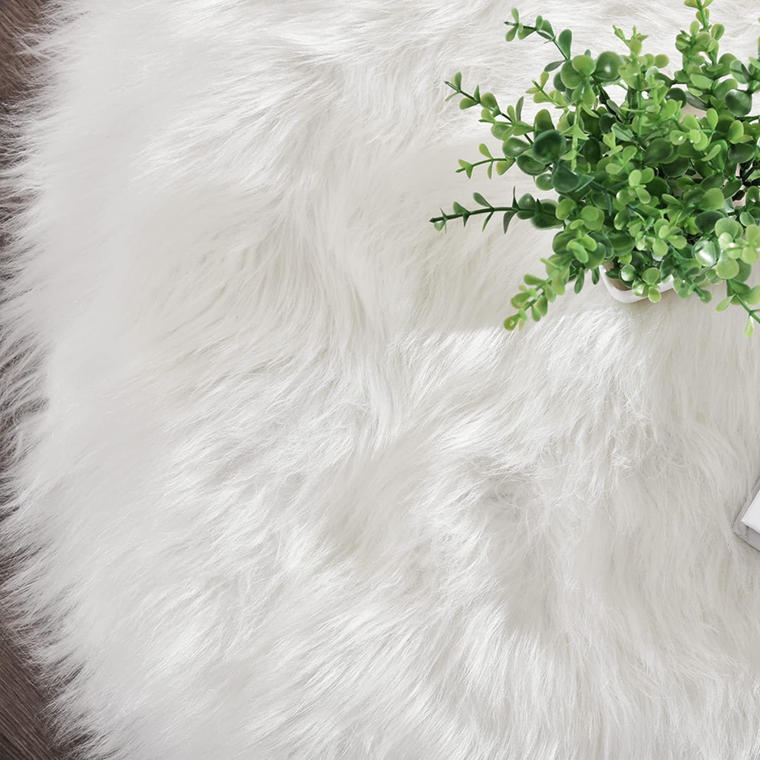 Latepis plush fur rug stays vibrant after washing.