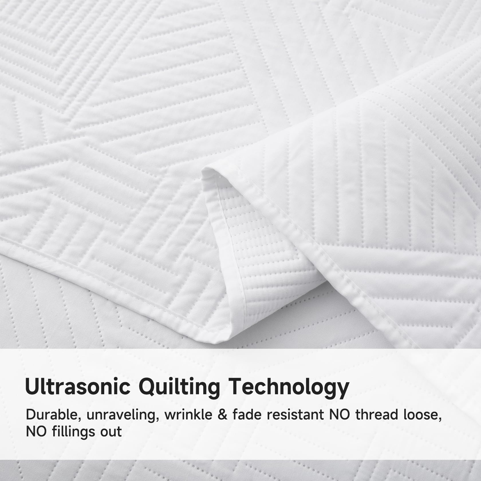 Lavsiry packaging displays the 3-piece queen set with quilt and shams.