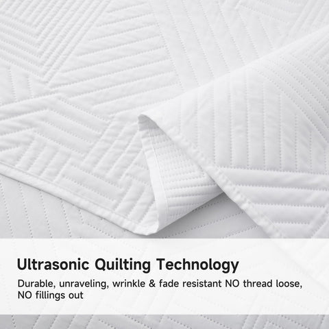 Lavsiry packaging displays the 3-piece queen set with quilt and shams.