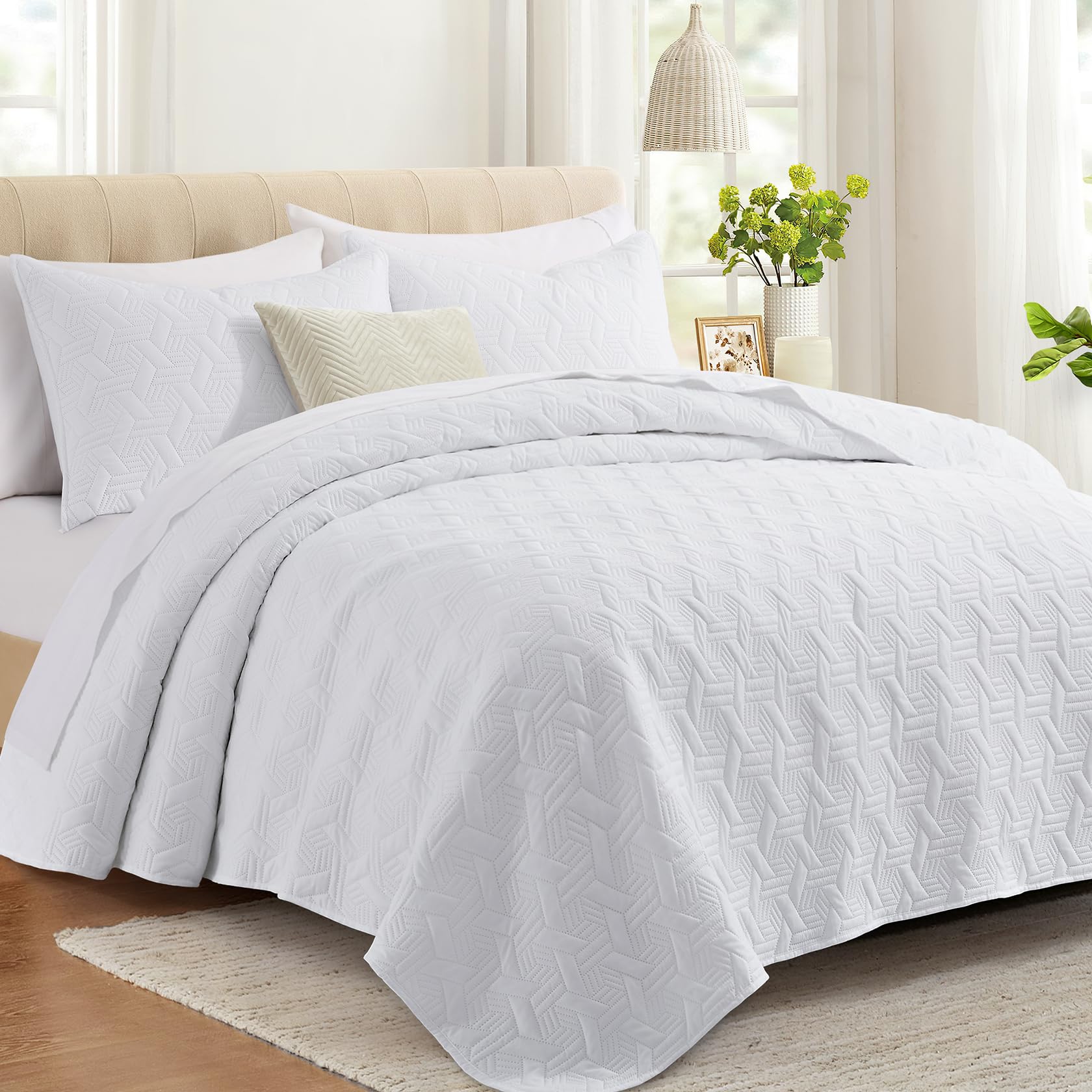 Lavsiry white queen quilt fabric detail showing soft microfiber and plush filling for cozy nights.