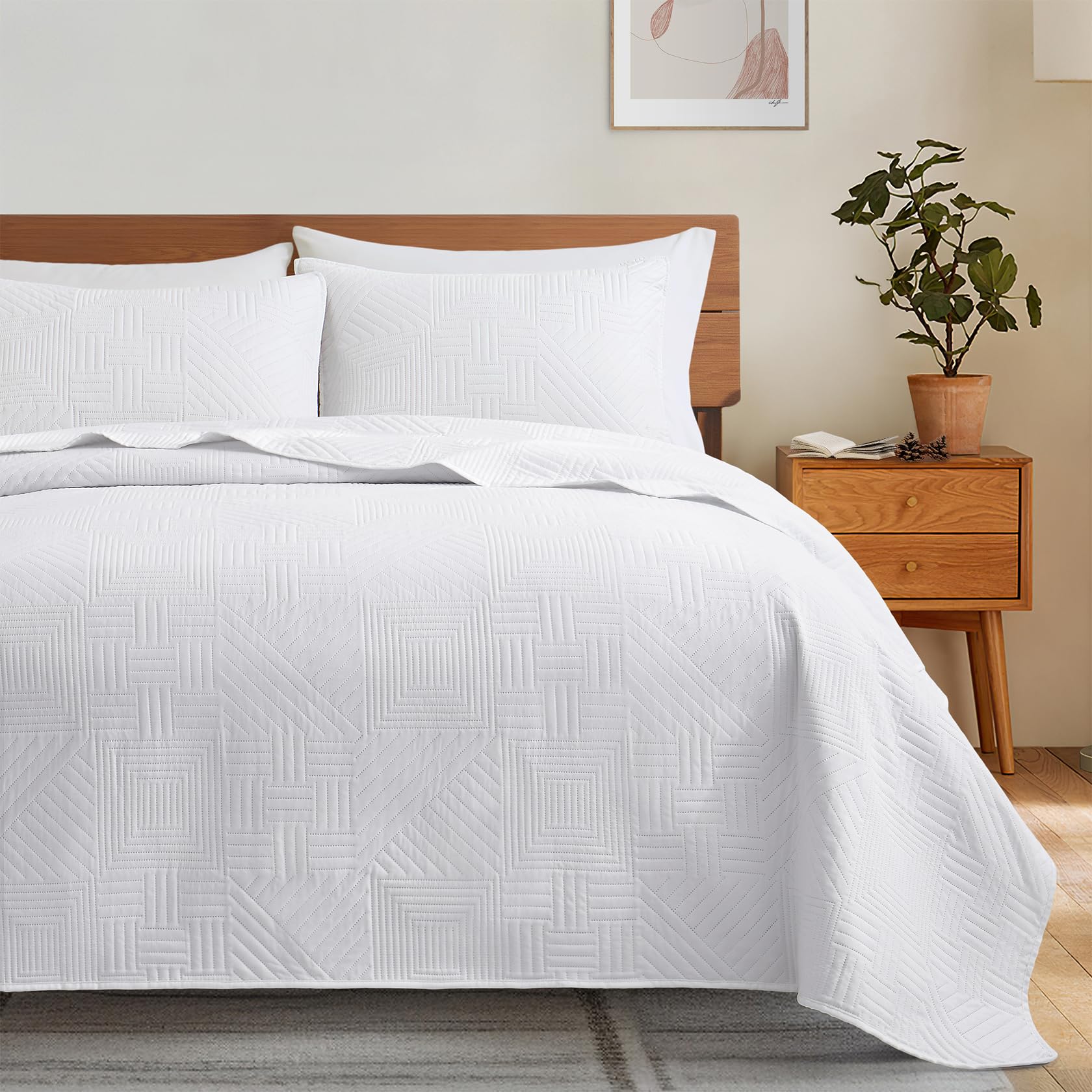 Lavsiry white quilt full/queen top view reveals pattern and lightweight warmth.