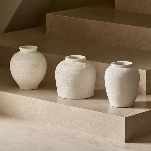 LB2 vase suits indoor and outdoor spaces for versatile styling.