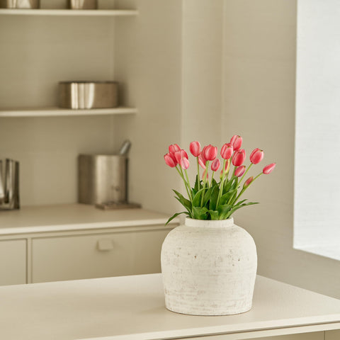 LB2 vase fits classic to modern rooms, from living areas to bedrooms.