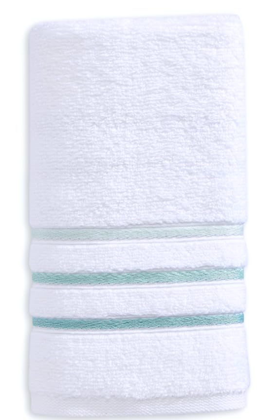 Le Fil Blanc hand towels measure 30 x 17 inches for daily use.