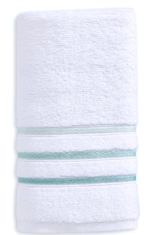 Le Fil Blanc hand towels measure 30 x 17 inches for daily use.