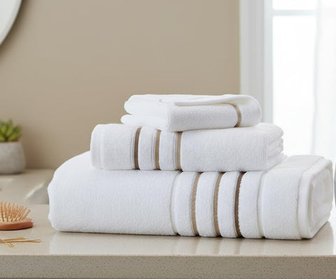 Le fil blanc bath towels 600 GSM close-up, quick-dry performance after shower.