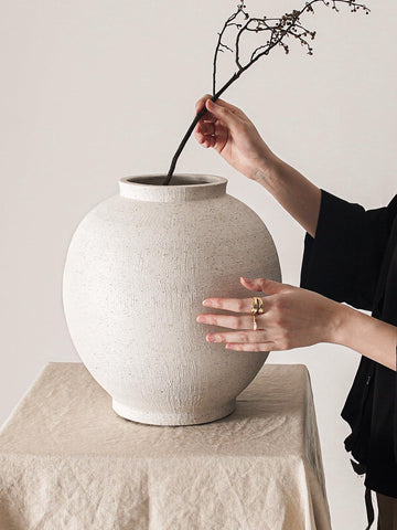 LE TAUCI GARDEN centerpiece vase for weddings and celebrations with greenery and blooms.
