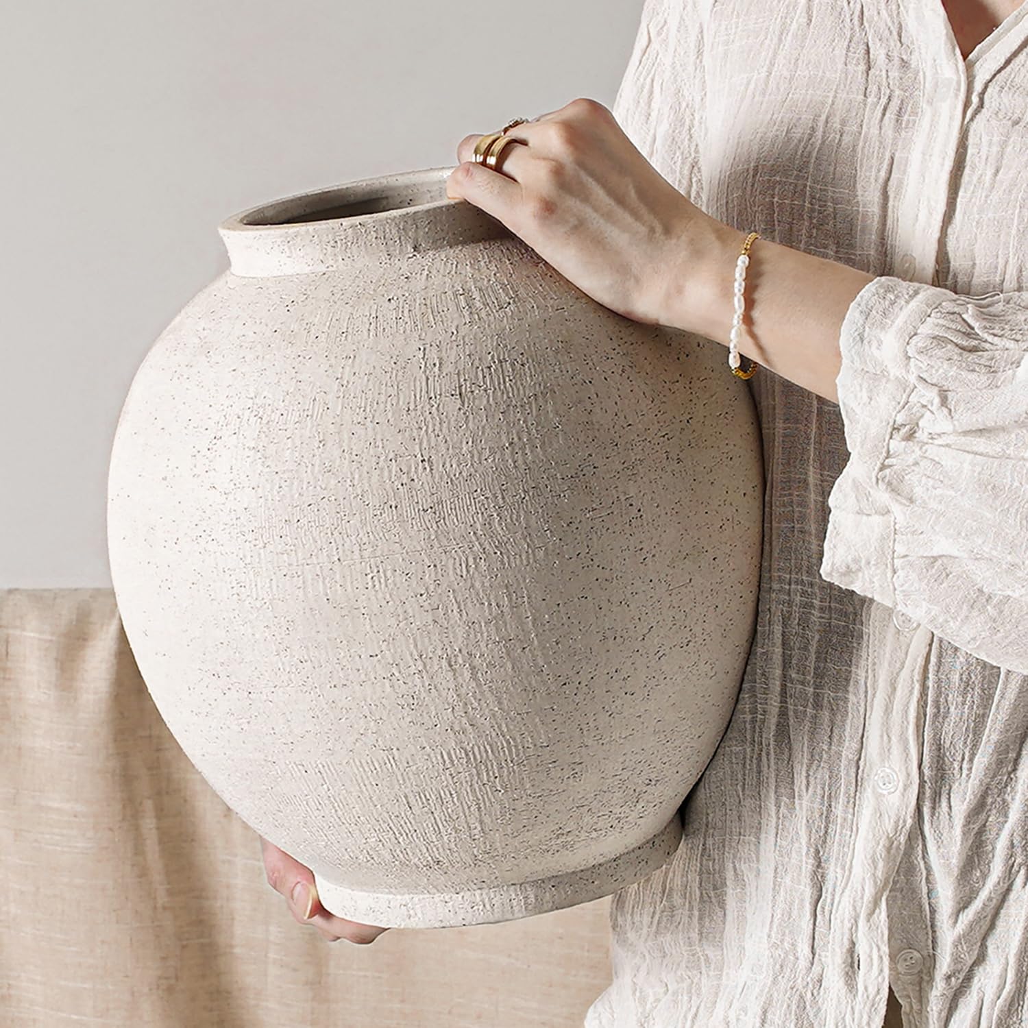 LE TAUCI GARDEN white ceramic vase, 12.5-inch round floor, ideal for lush centerpieces.
