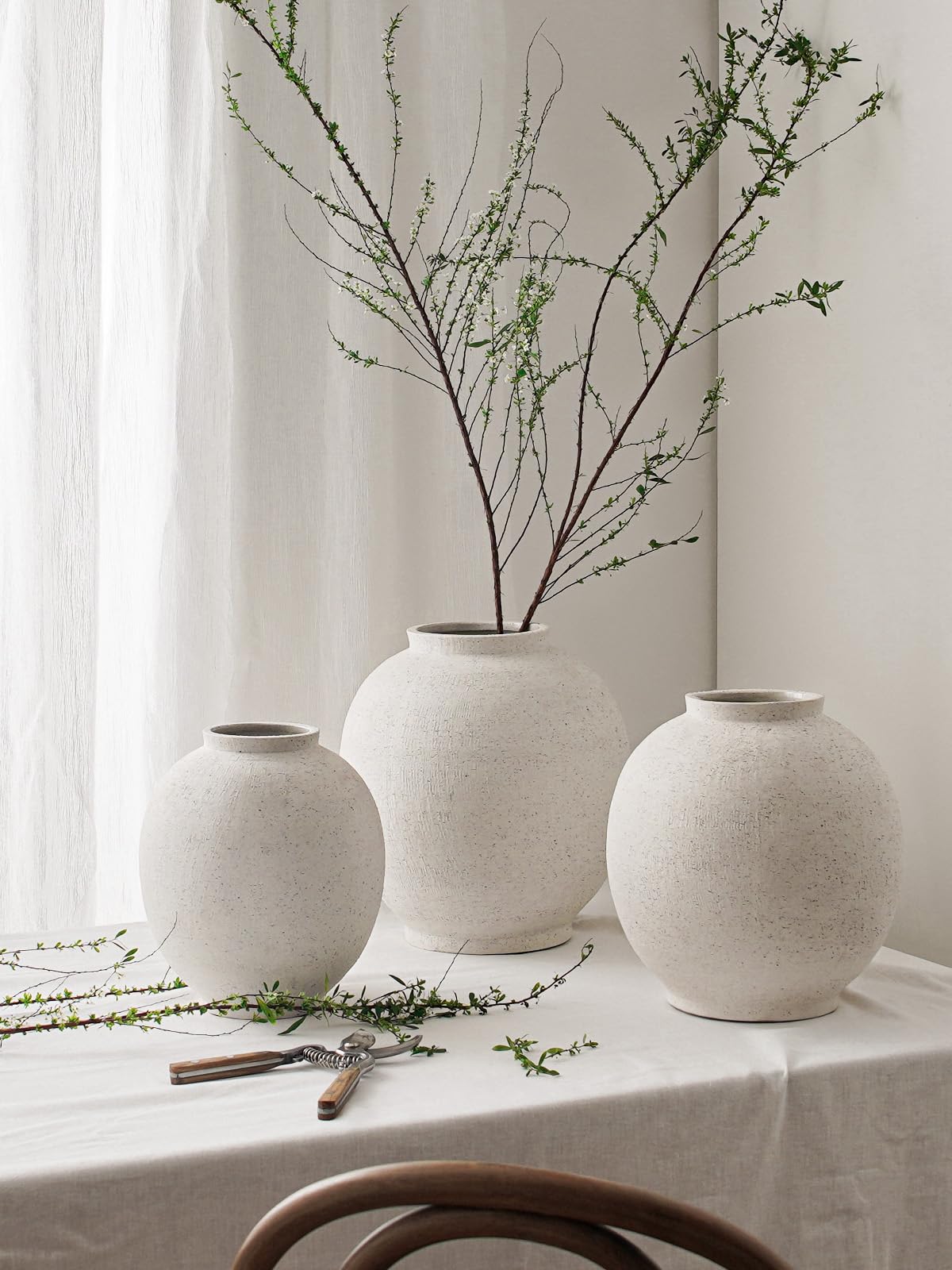 LE TAUCI GARDEN white vase centers wedding or party decor.