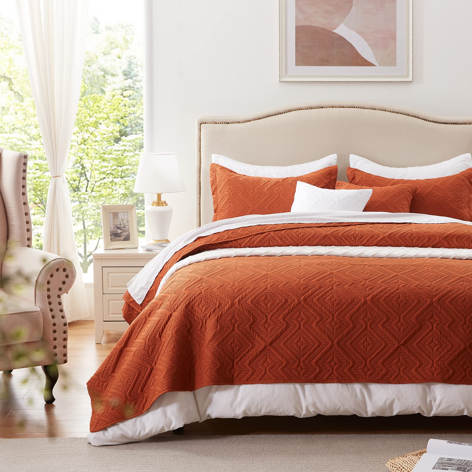 LEAONME Quilt Set King classic-pattern bed setup enhances cozy bedroom aesthetics.