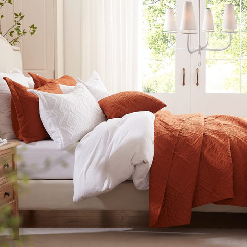 LEAONME Quilt Set King soft-microfiber fabric delivers gentle warmth and easy care.