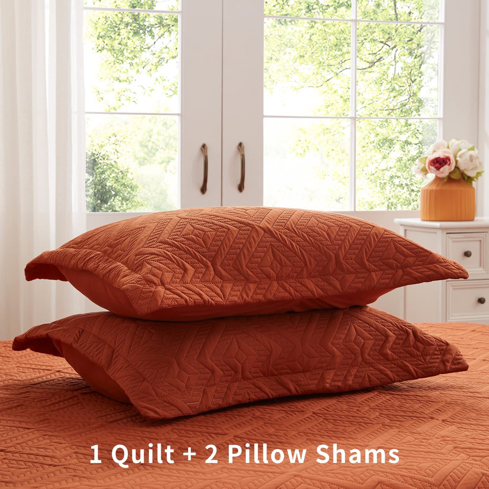 LEAONME Quilt Set King includes two shams to complete the bedding look.