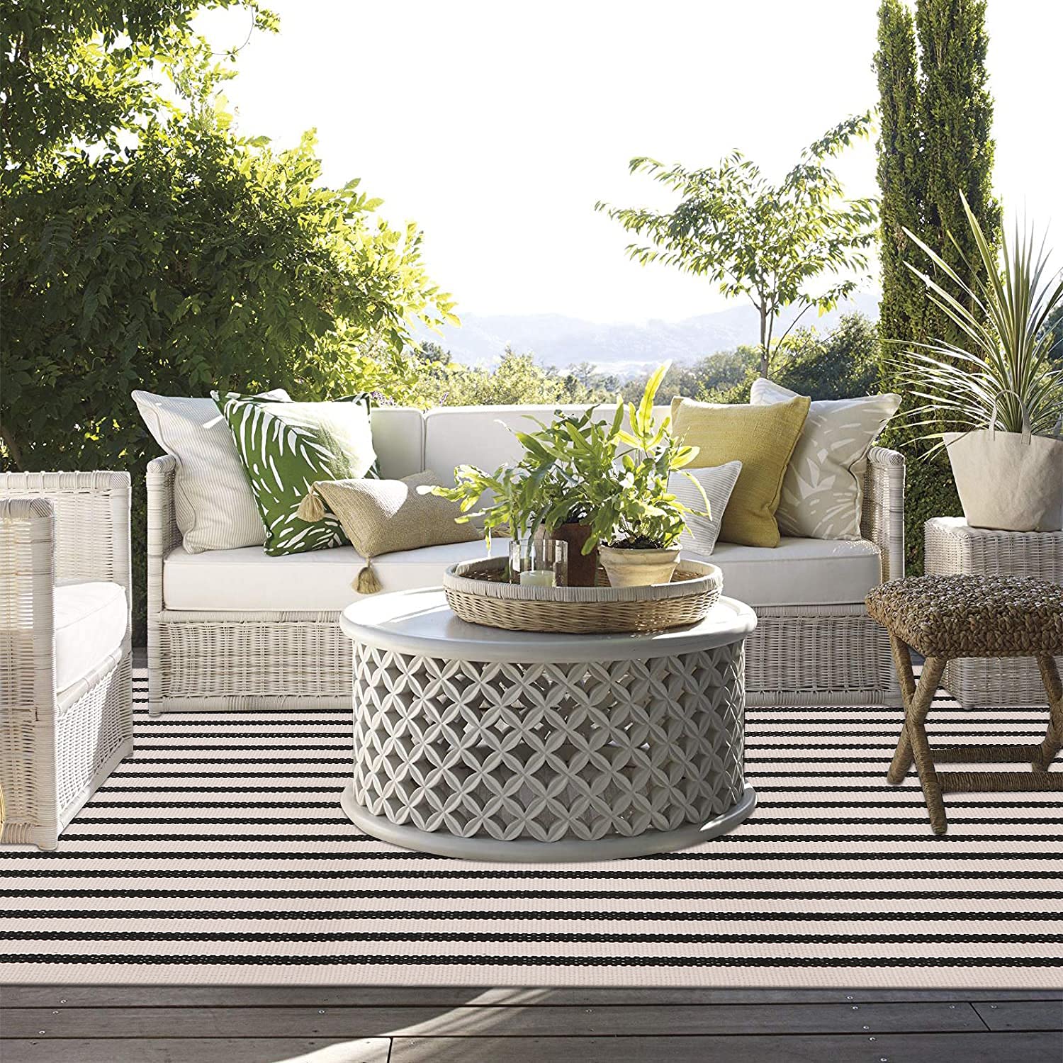 LEEVAN black and white striped rug for living rooms with modern style.