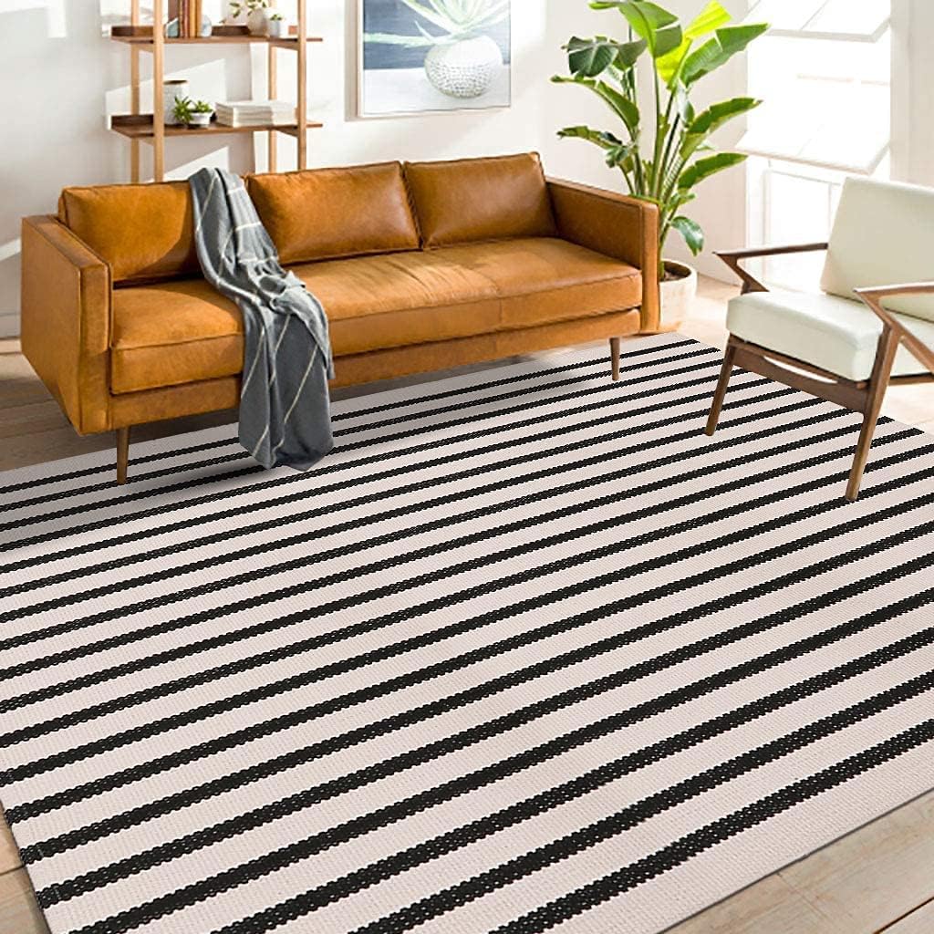 LEEVAN outdoor rug in black and white stripes for patios and decks.