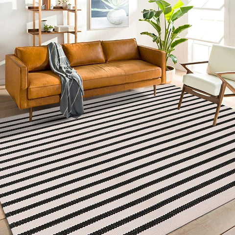 LEEVAN outdoor rug in black and white stripes for patios and decks.