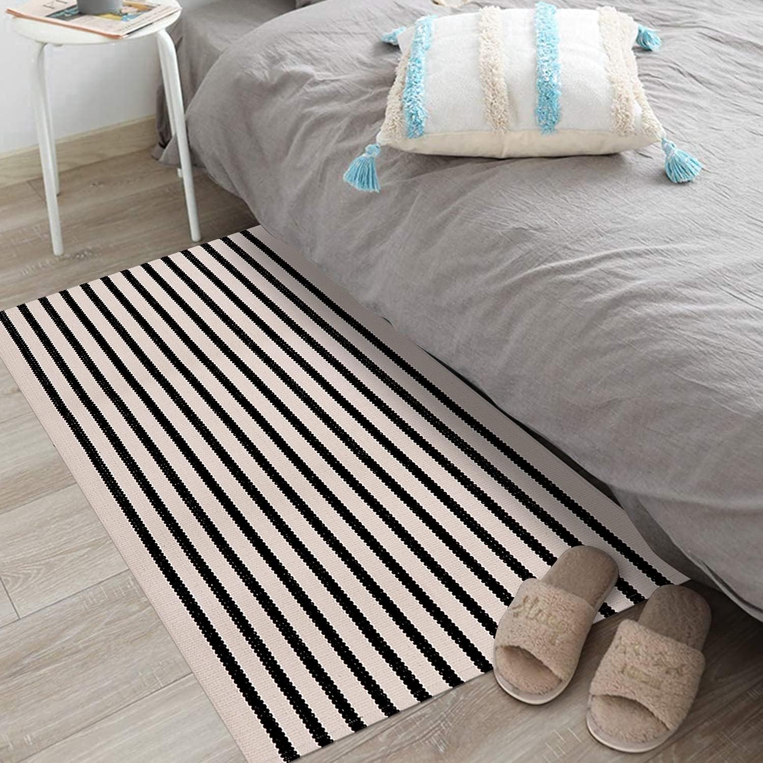 Leevan rug pad suggestion promotes extra grip and slip resistance.