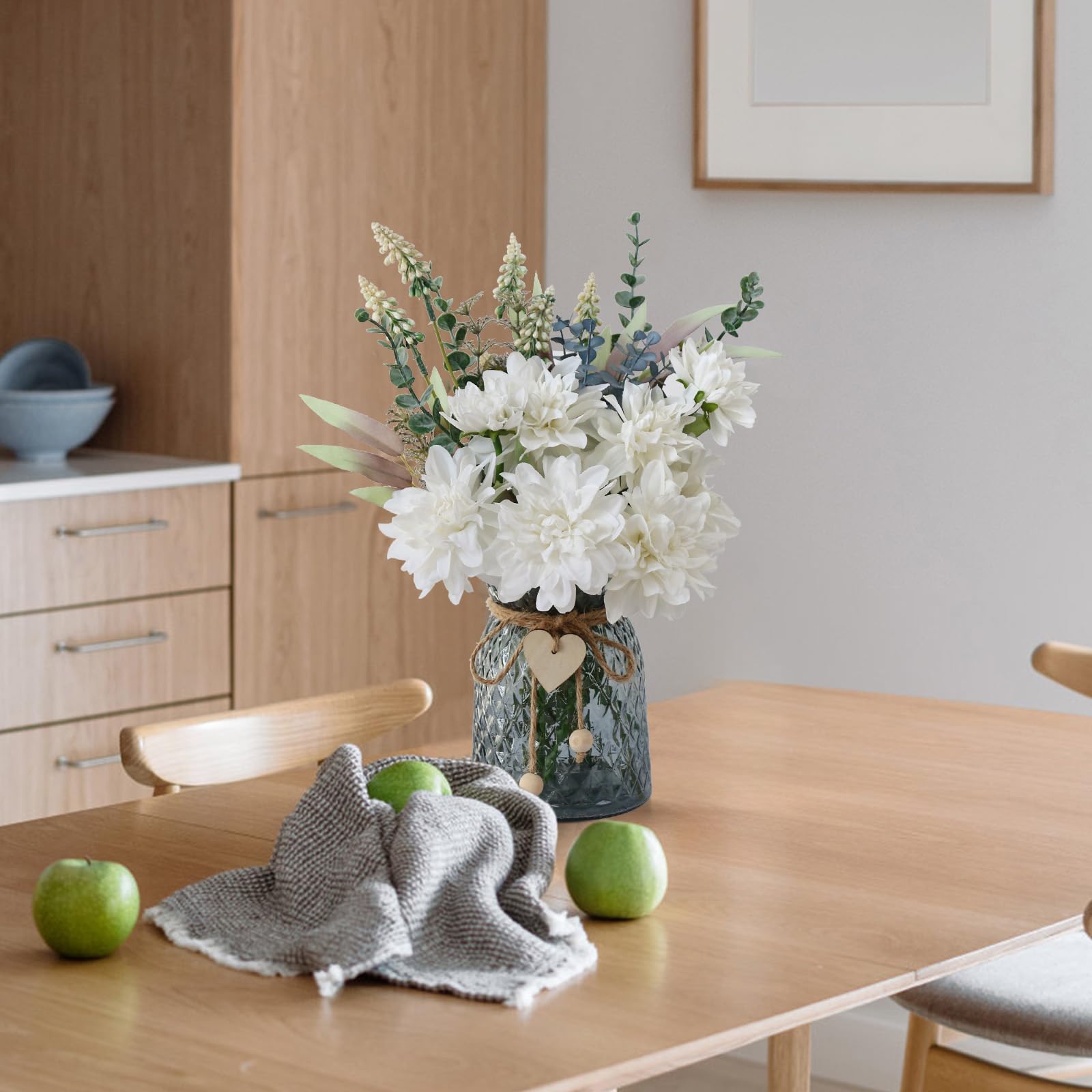Leftover decor flowers in white tones ideal for living room coffee tables