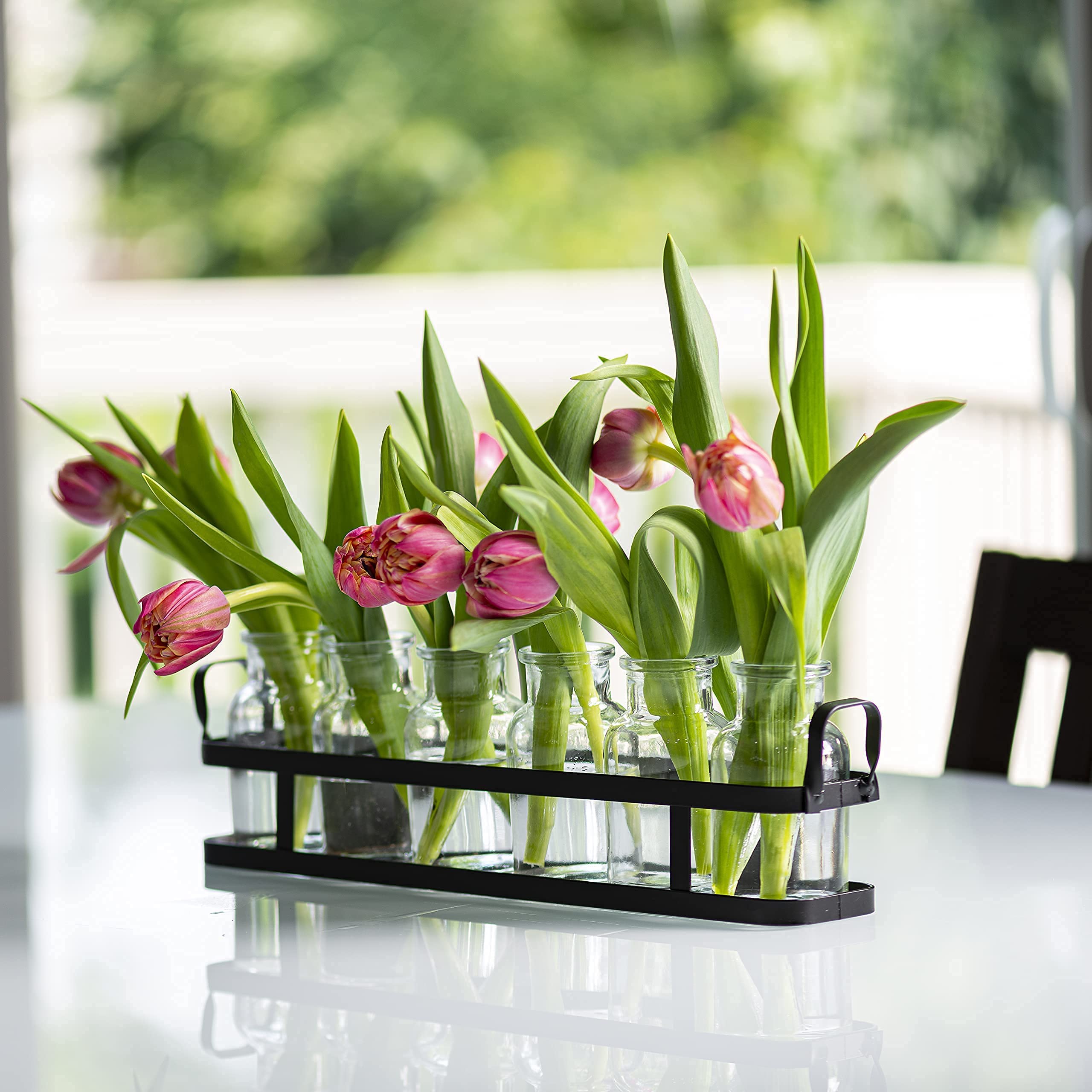 Le'raze wedding decor idea pairs glass vases with flowers for elegant ceremonies.