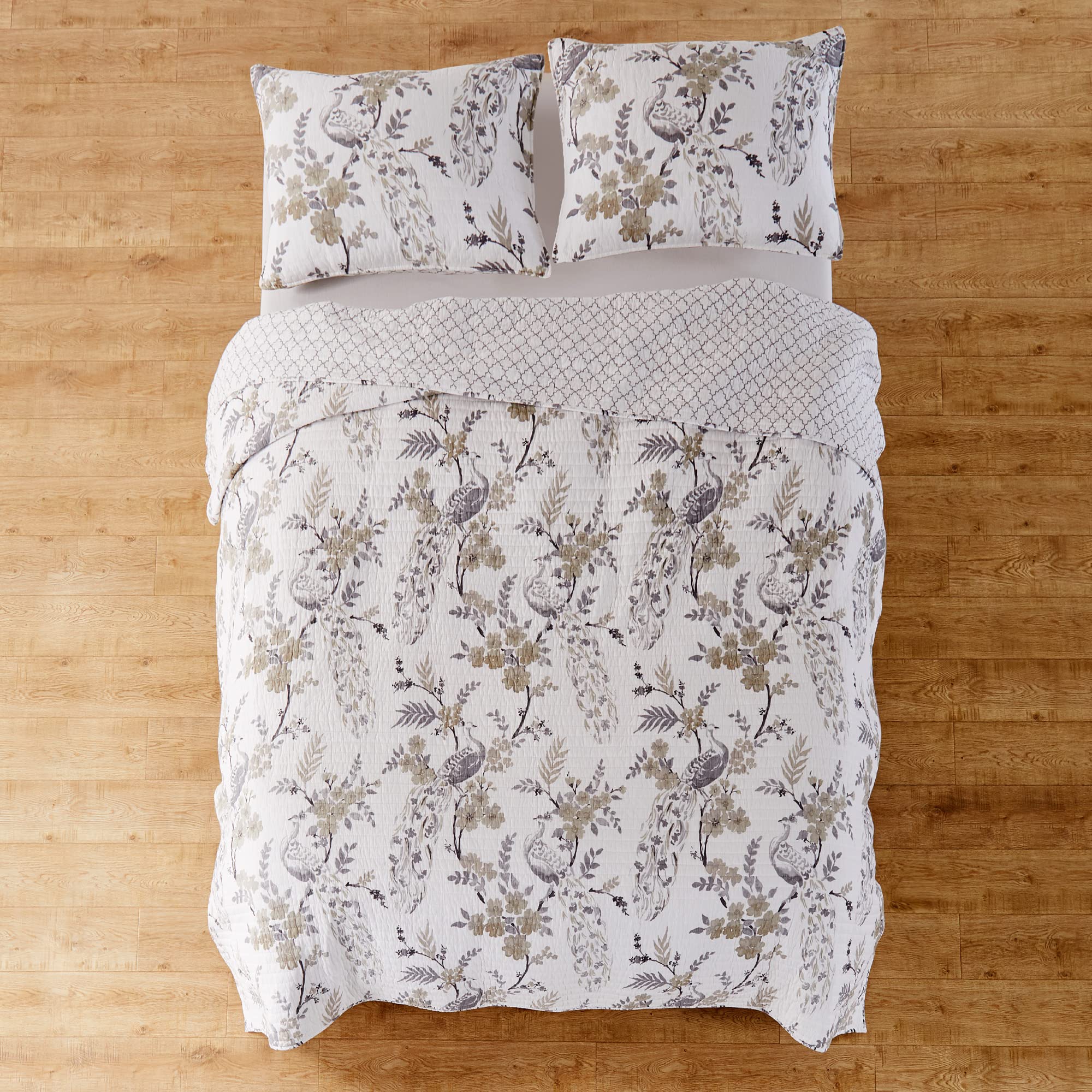 Layering Pisa quilt with additional throws for cozy ambiance