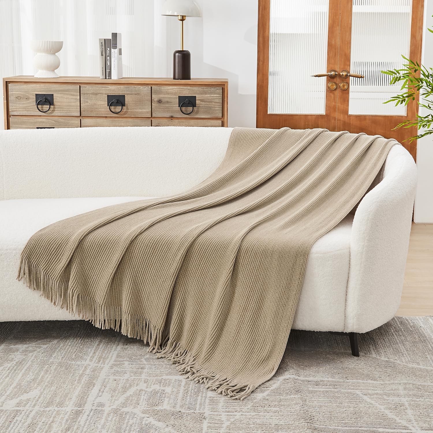 lifein chenille-knit blanket delivers soft-touch comfort for relaxed evenings.