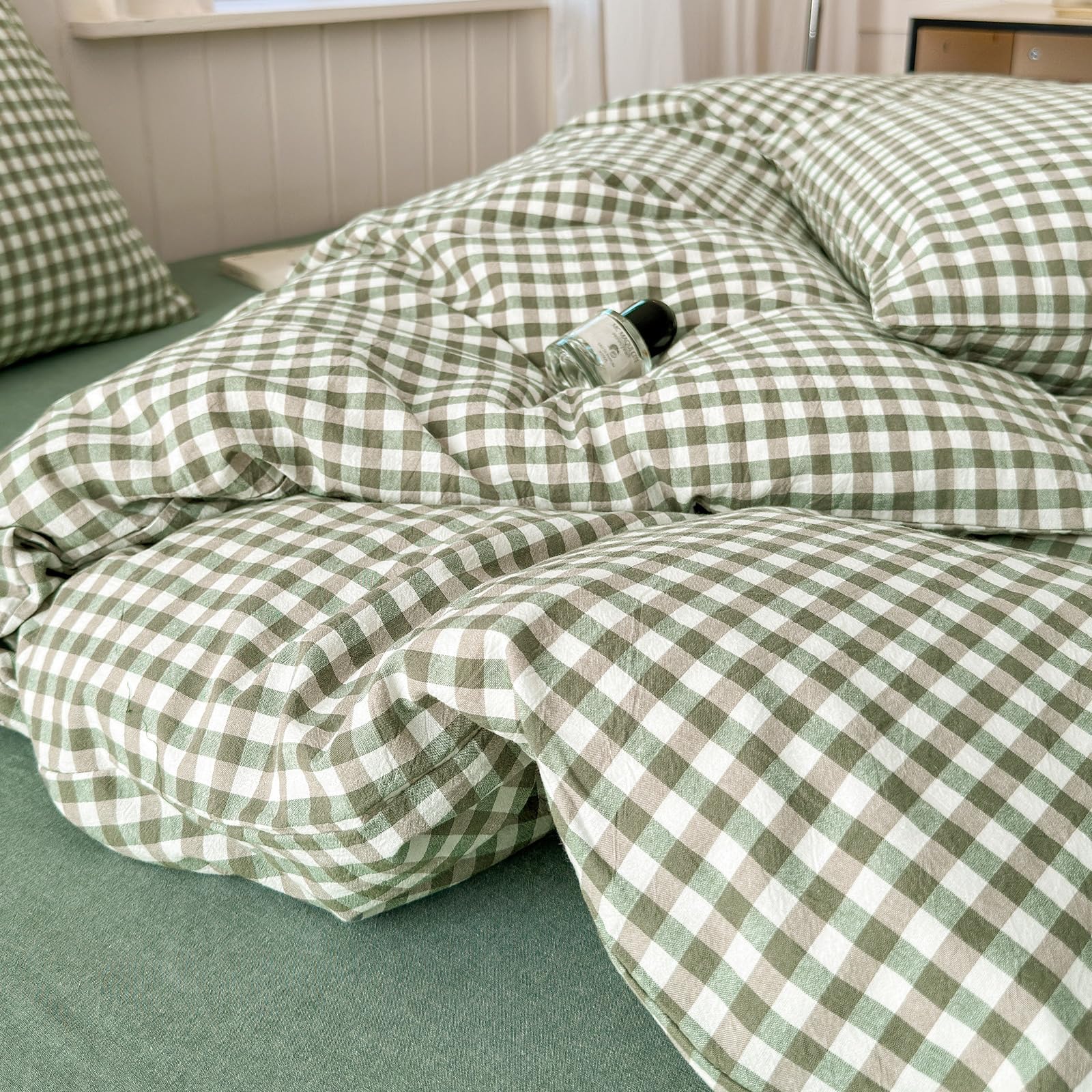 LifeTB green gingham bed scene demonstrates lightweight fluffy fill.