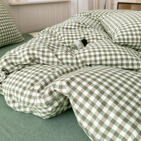 LifeTB green gingham bed scene demonstrates lightweight fluffy fill.