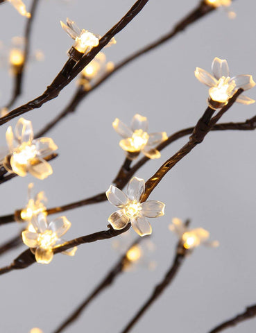 LIGHTSHARE 16ft lead wire enables easy outdoor placement and setup.