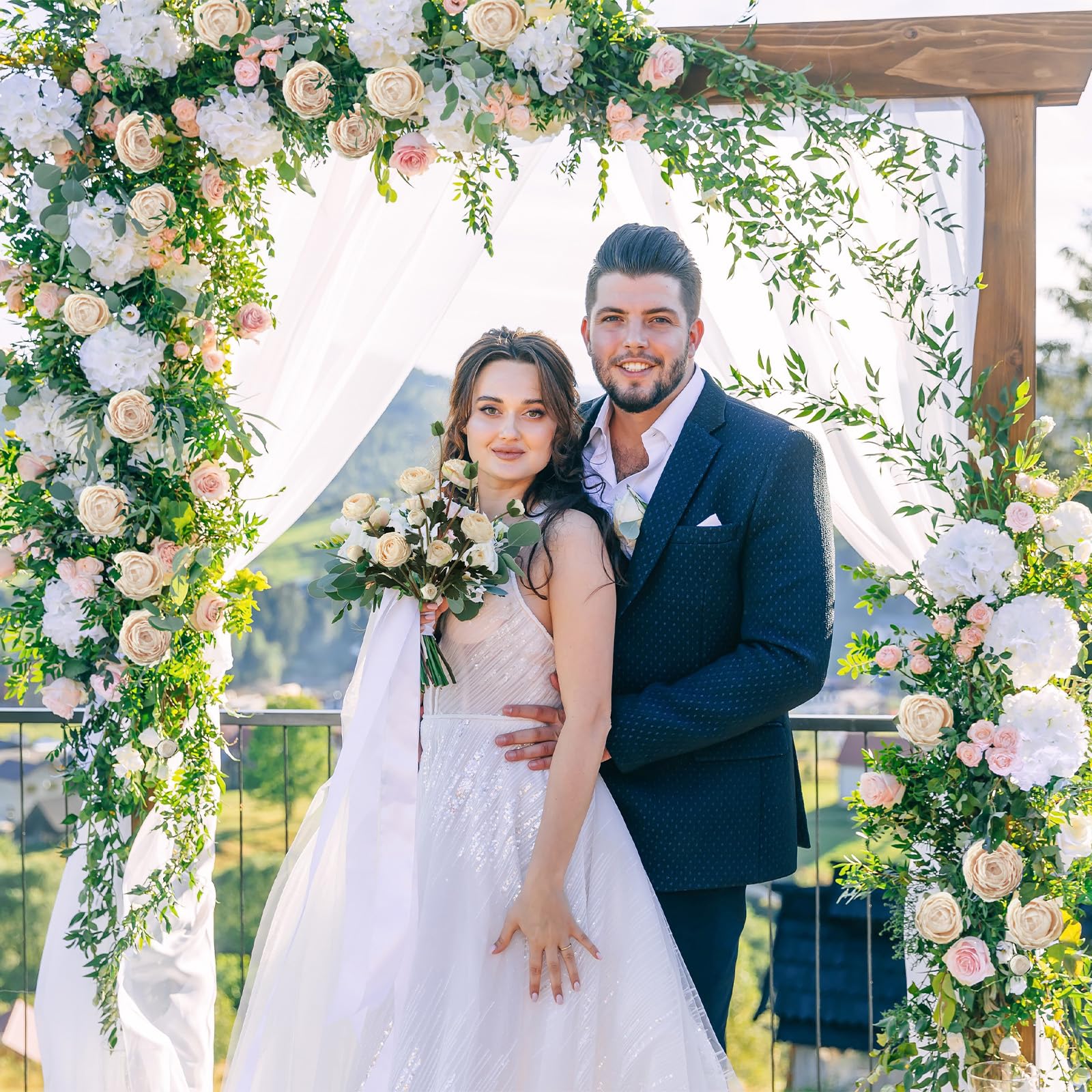 LILUYTO bendable stems help shape natural-looking bouquets.