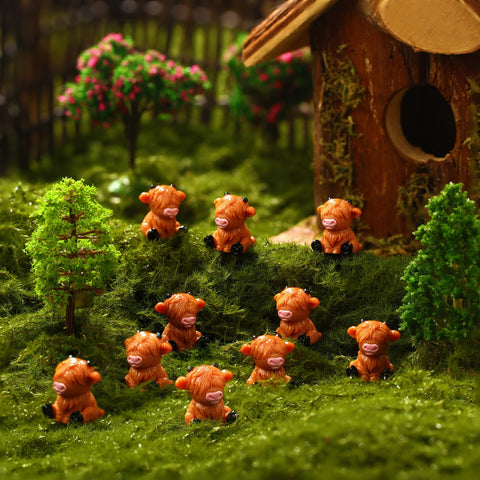 Lineshading Highland cow figurines in a gift-ready set for festive table setups