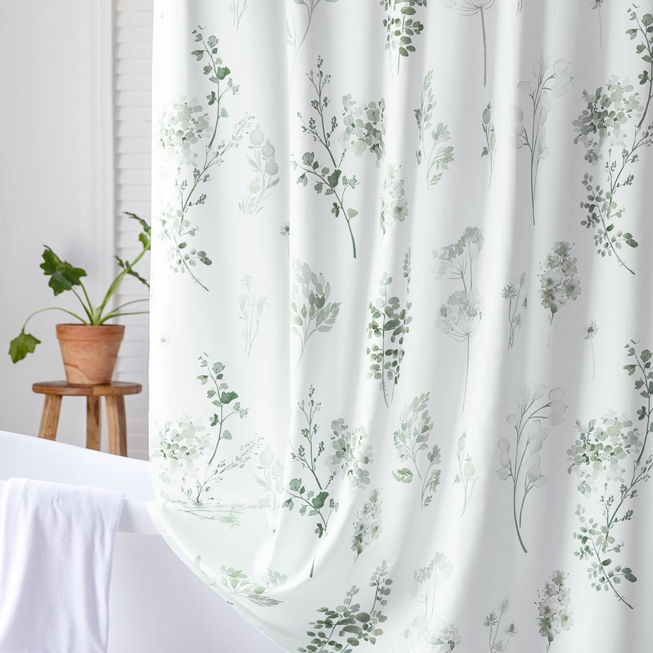 Lino Rosa curtain set includes rust-resistant hooks for easy mounting.