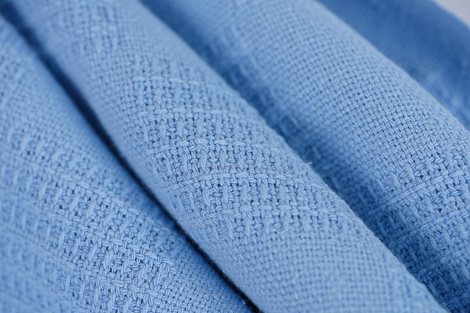 100% cotton Linteum blanket supports skin-friendly comfort.