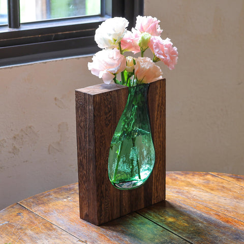 Litivy sturdy vase with stable base, ideal for everyday display.