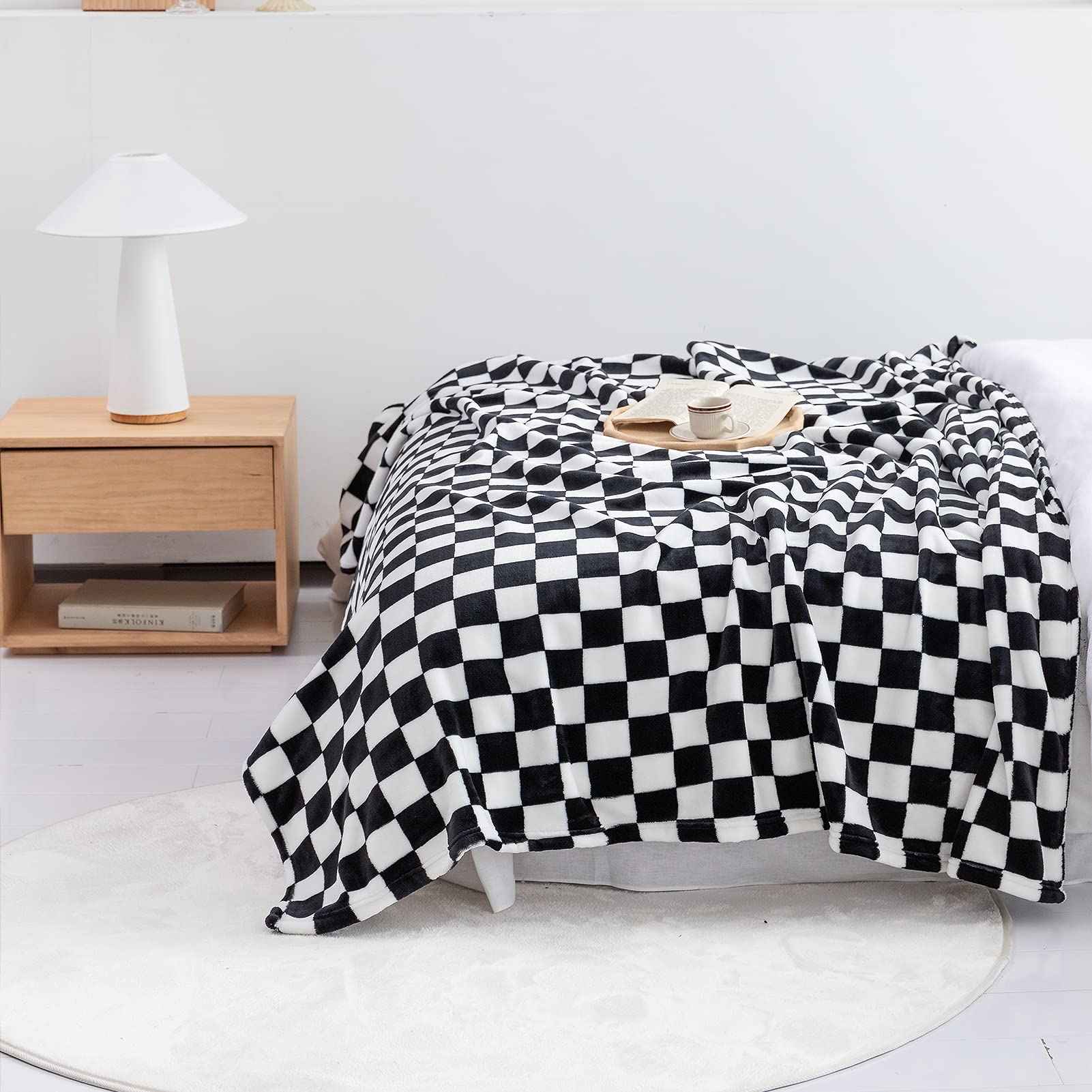 LOMAO black 60x80 blanket adds modern elegance to any room.