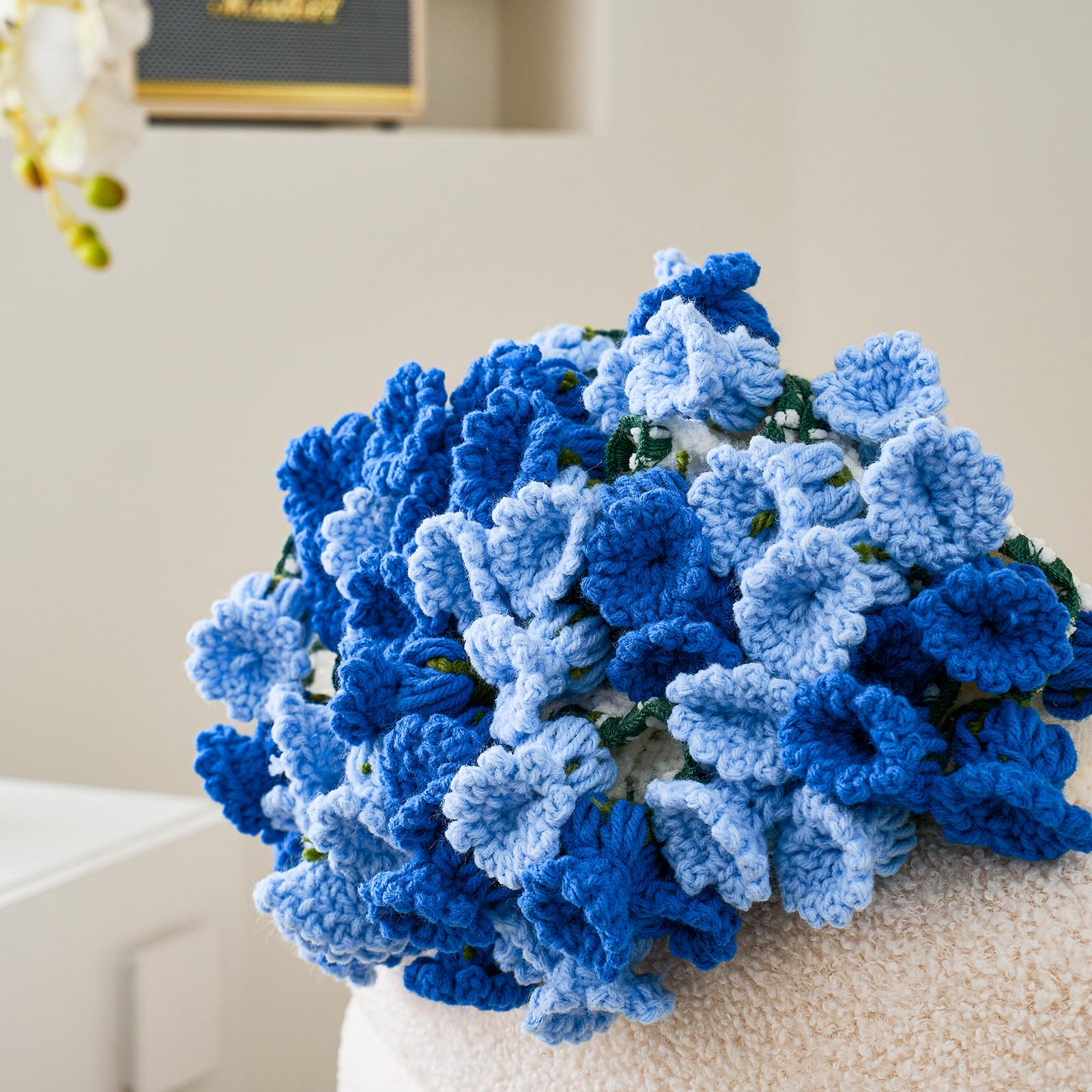 Longhui Bedding blue rose bouquet blanket provides soft warmth and elegance.
