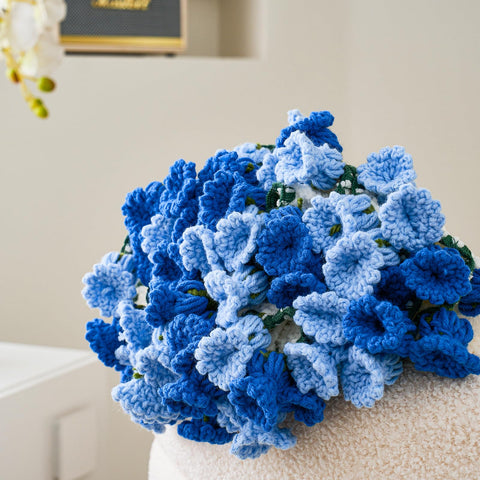 Longhui Bedding blue rose bouquet blanket provides soft warmth and elegance.