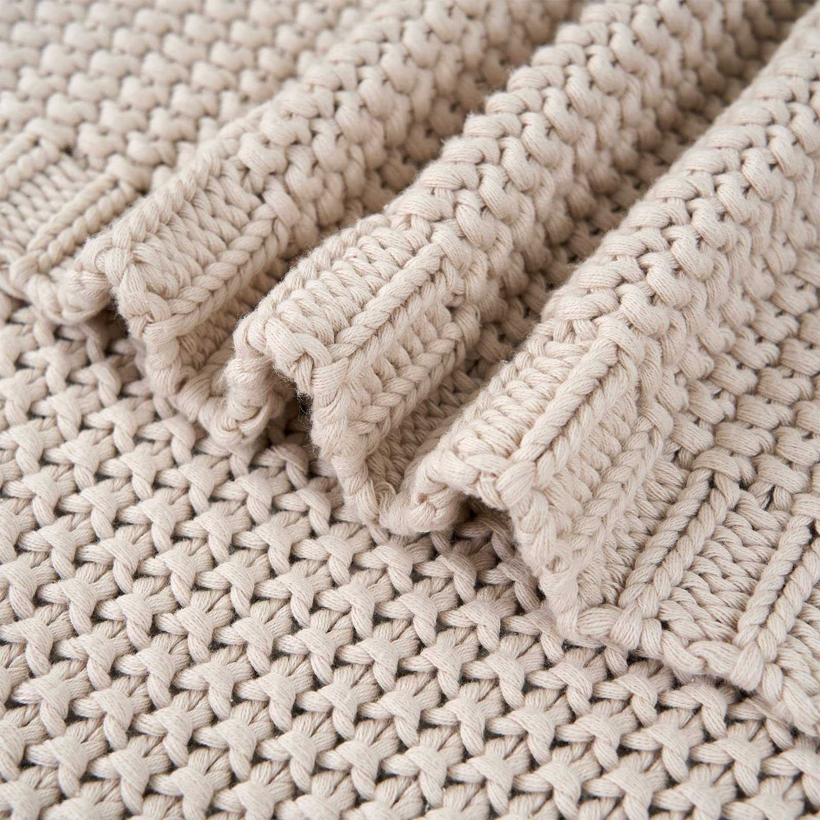 Longhui Bedding gift-ready chunky knit blanket suits hostess or holiday gifting.