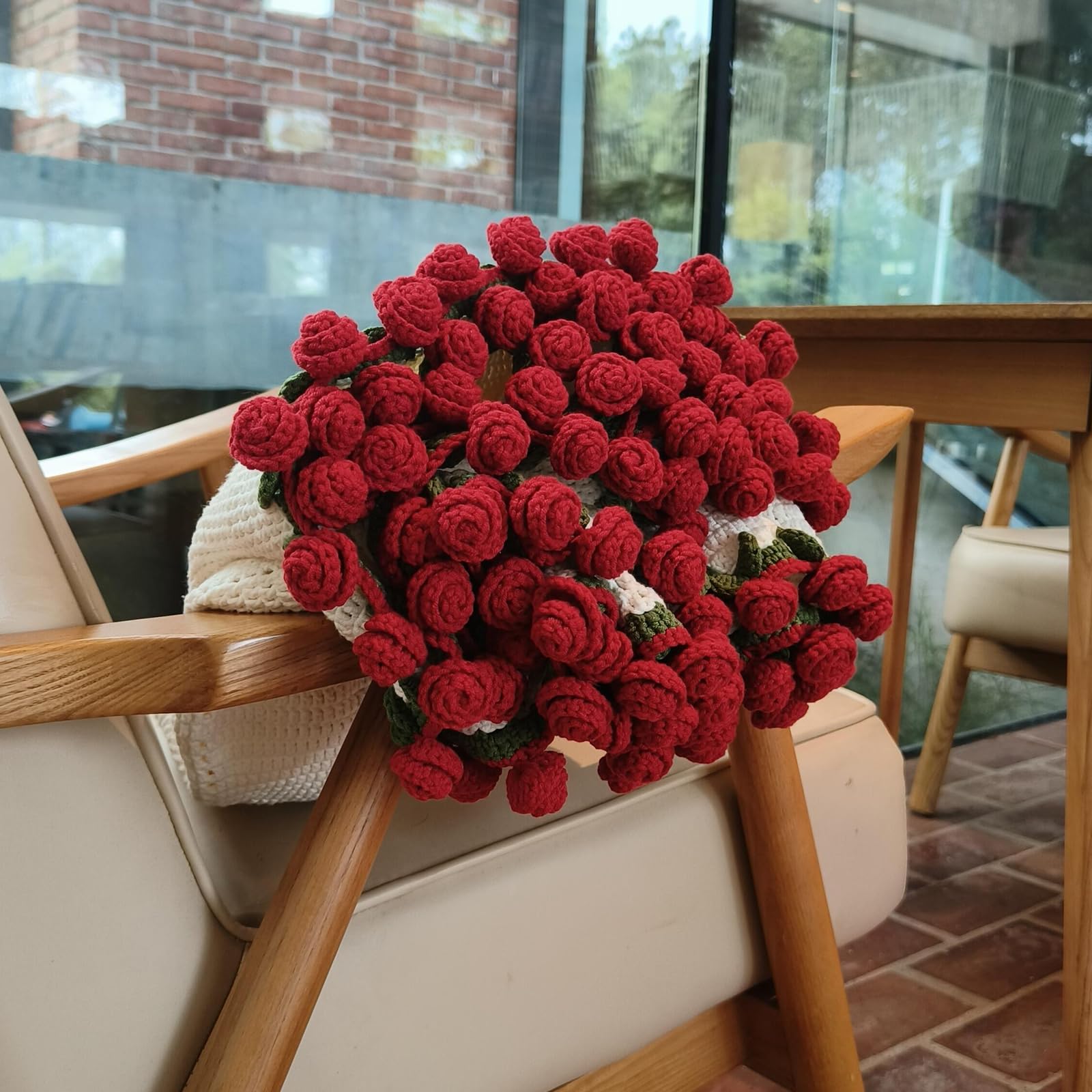 Longhui Bedding rolled bouquet display demonstrates versatile décor packaging.