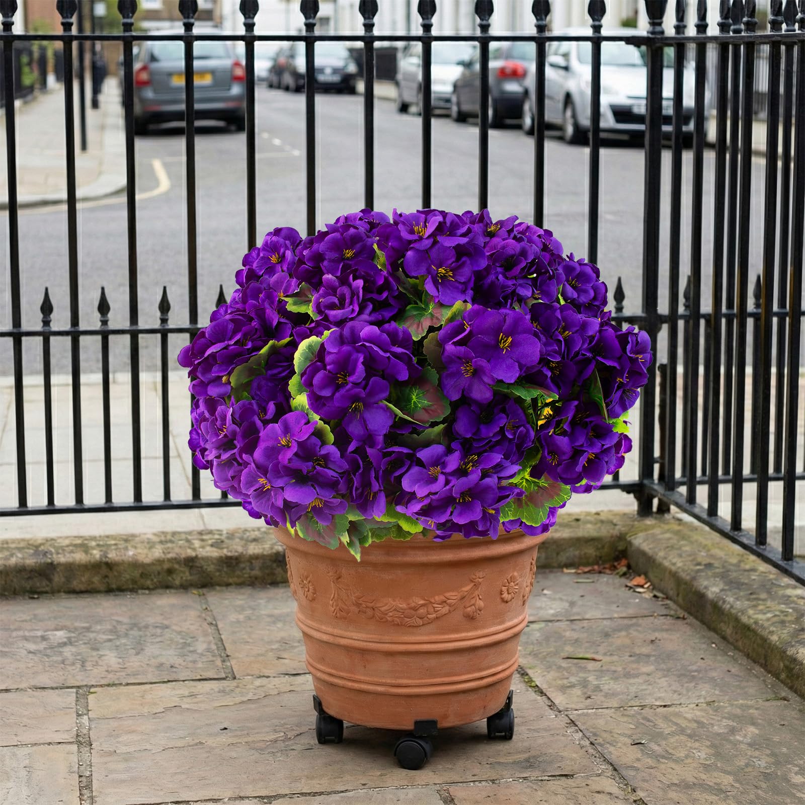 Lovemoon geranium arranged in a vase for immediate decoration.