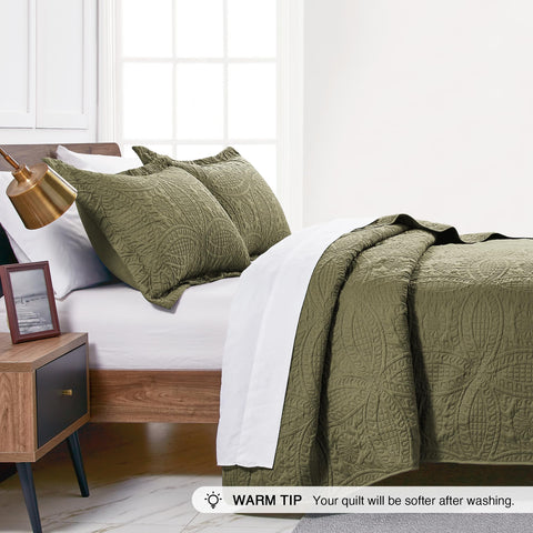 Love's cabin 3-piece quilt set includes quilt and two shams for complete layering.