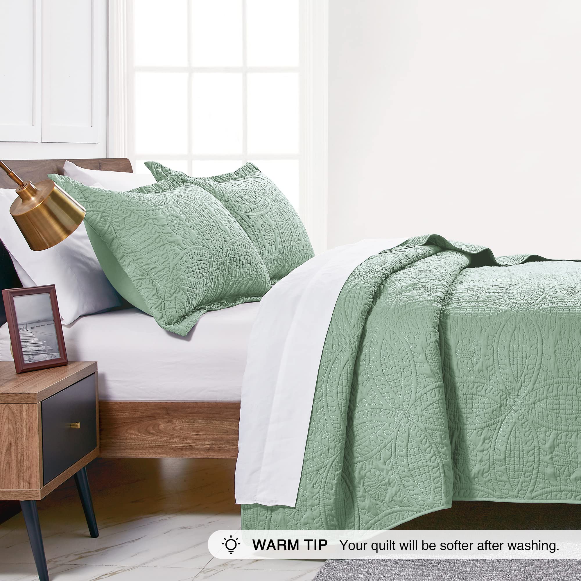 Love's cabin 3-piece quilt set with two shams, lightweight and versatile.