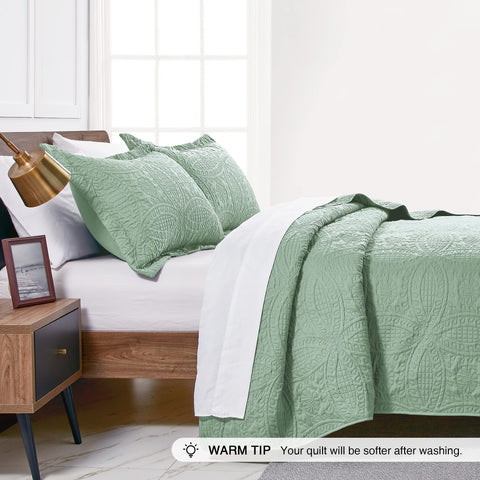 Love's cabin 3-piece quilt set with two shams, lightweight and versatile.