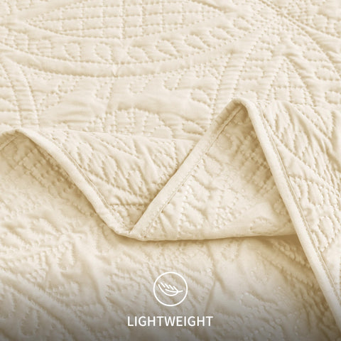 Love's cabin bedroom-setup shows versatile styling with easy, neutral decoration.