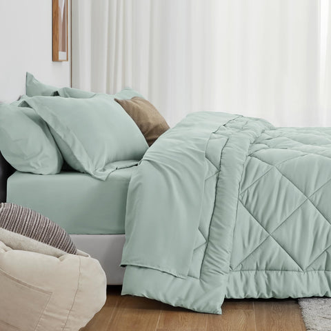 Love's cabin box stitching detail keeps the comforter evenly full.