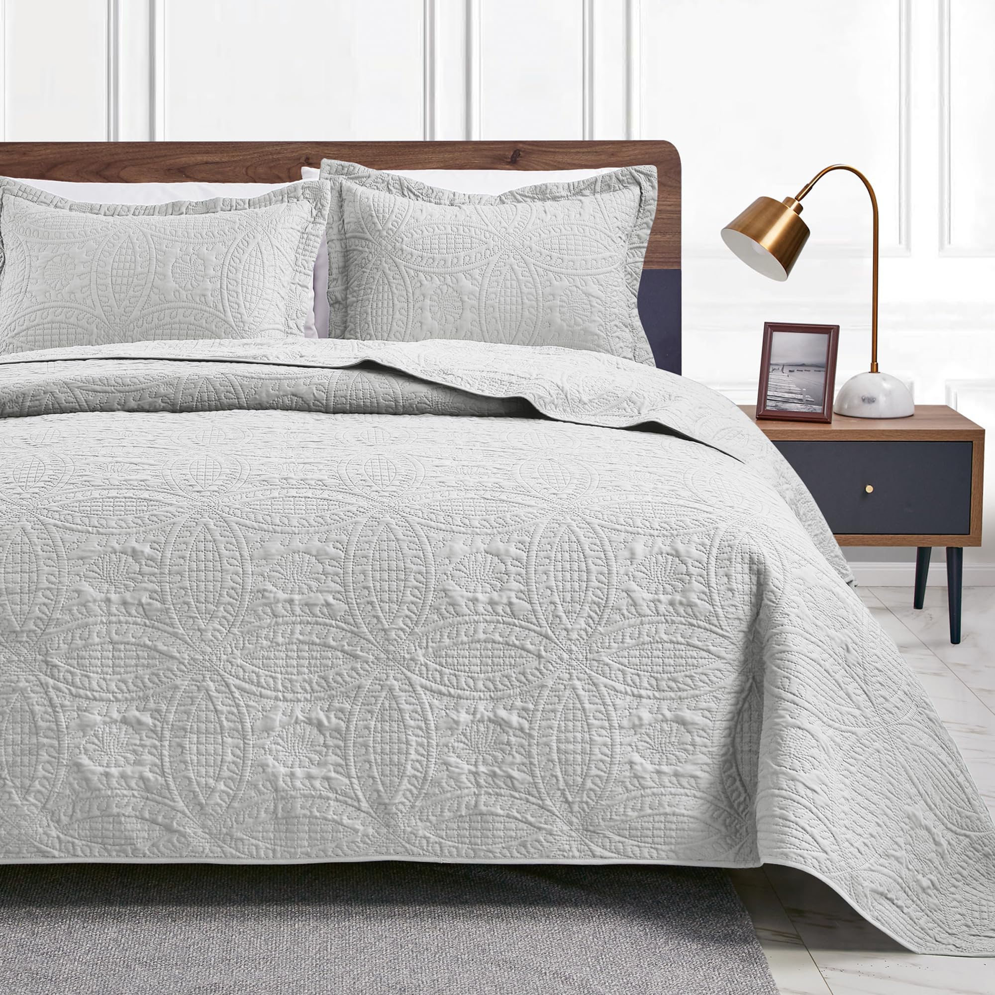 Love's cabin coin-pattern coverlet, lightweight and versatile for all seasons.