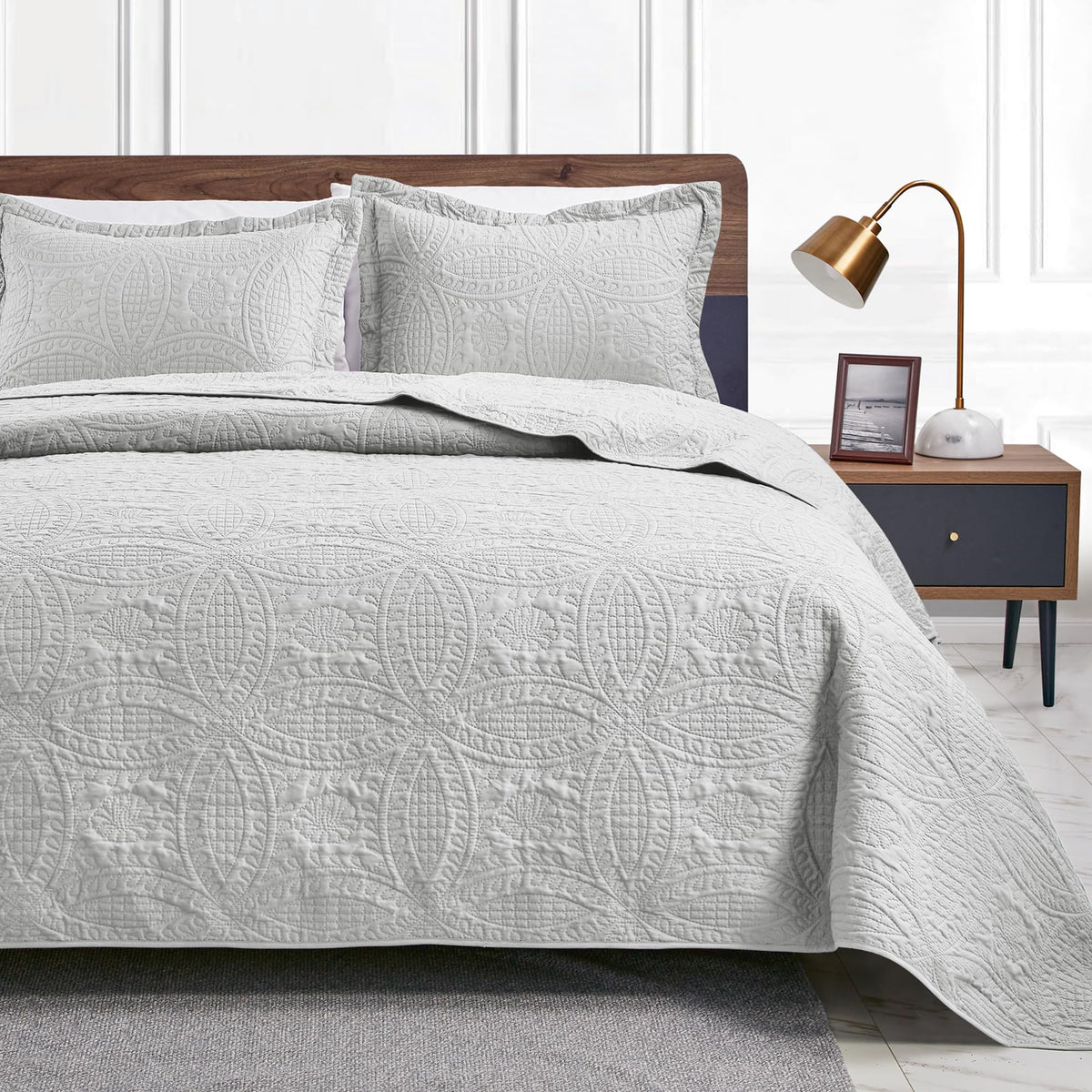 Love's cabin coin-pattern coverlet, lightweight and versatile for all seasons.
