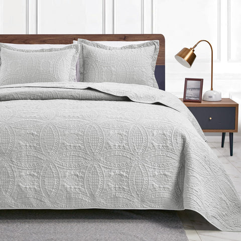 Love's cabin coin-pattern coverlet, lightweight and versatile for all seasons.
